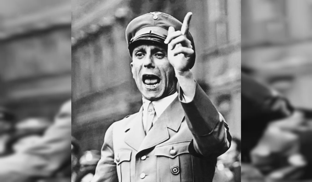 Xuxipc's tweet photo. "Hemos suspendido el partido porque los seres inferiores nos han llamado nazis" https://t.co/hwtwIj69bZ
