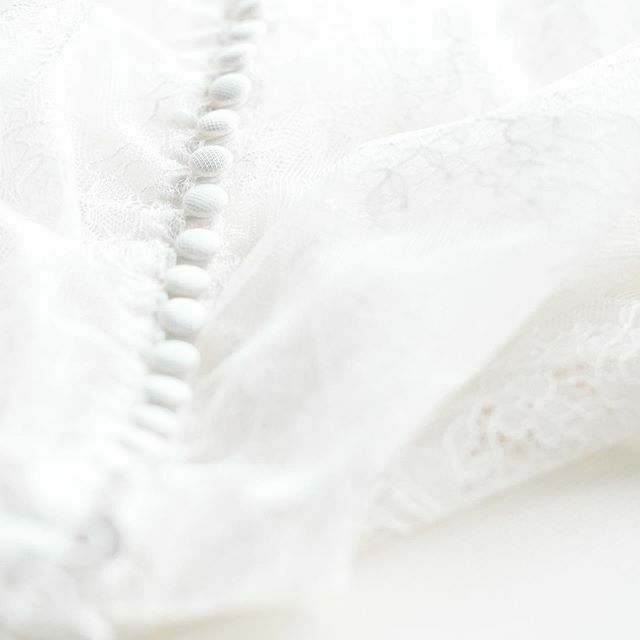 LouRoseCouture's tweet image. Oh, I do love a good row of bridal buttons! .
Anyone else button obsessed?! ✂️ 🧵 👰🏻 .
#buttonsfordays