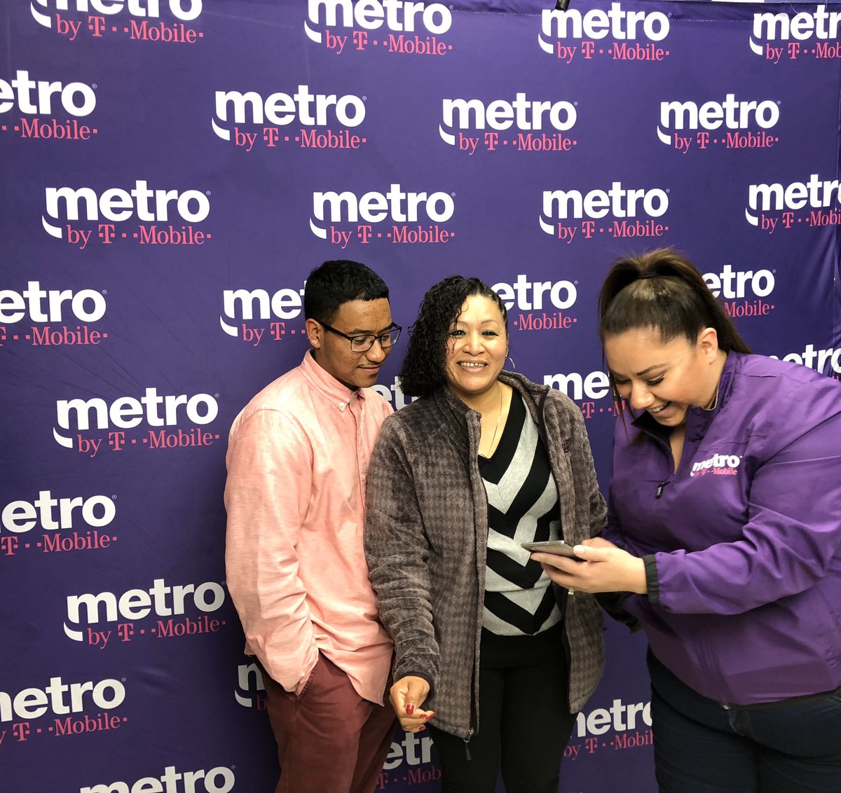The list was made and was checked twice! One of our most loyal customers on the NICE list 😉 just got the #GiftOf5G thanks to <a href="/MetroByTMobile/">Metro by T-Mobile</a>, the first prepaid carrier with Nationwide 5G. Follow #GiftOf5G to see more loyal customers on the nice list.