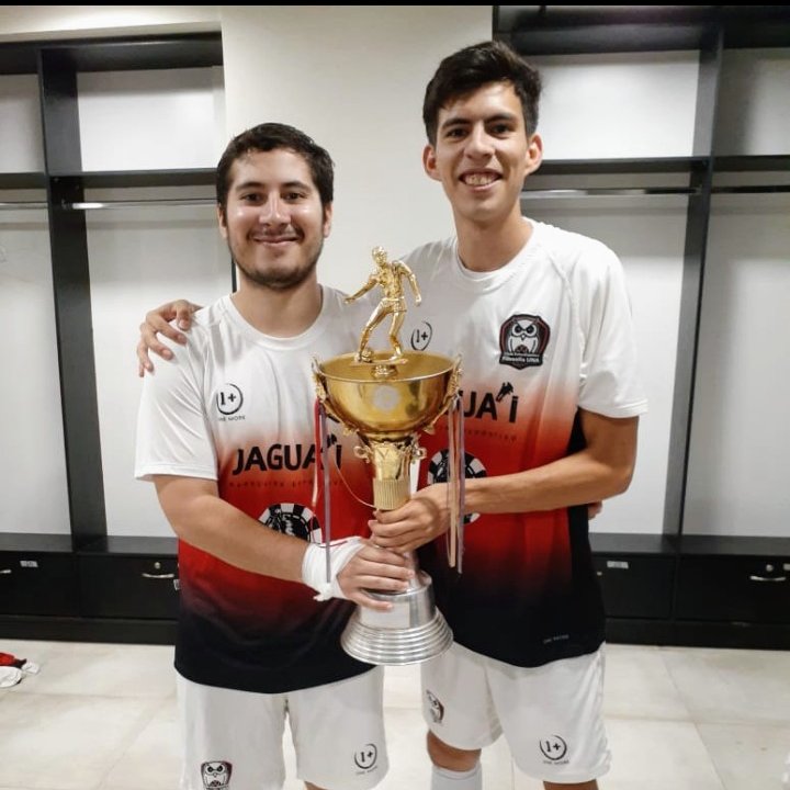 coholicos_real's tweet photo. FILO YA SALIÓ CAMPEÓN 🎶🥇
Felicitamos a los RealCoholicos: El capi Jesús Coronel y @AriArambulo, y al resto del plantel de Filo UNA Futsal por el campeonato logrado en los JJ.UU. 2019. Vencieron en la final a Derecho por 4-0 💪😎 https://t.co/kWZ3nfK9ET