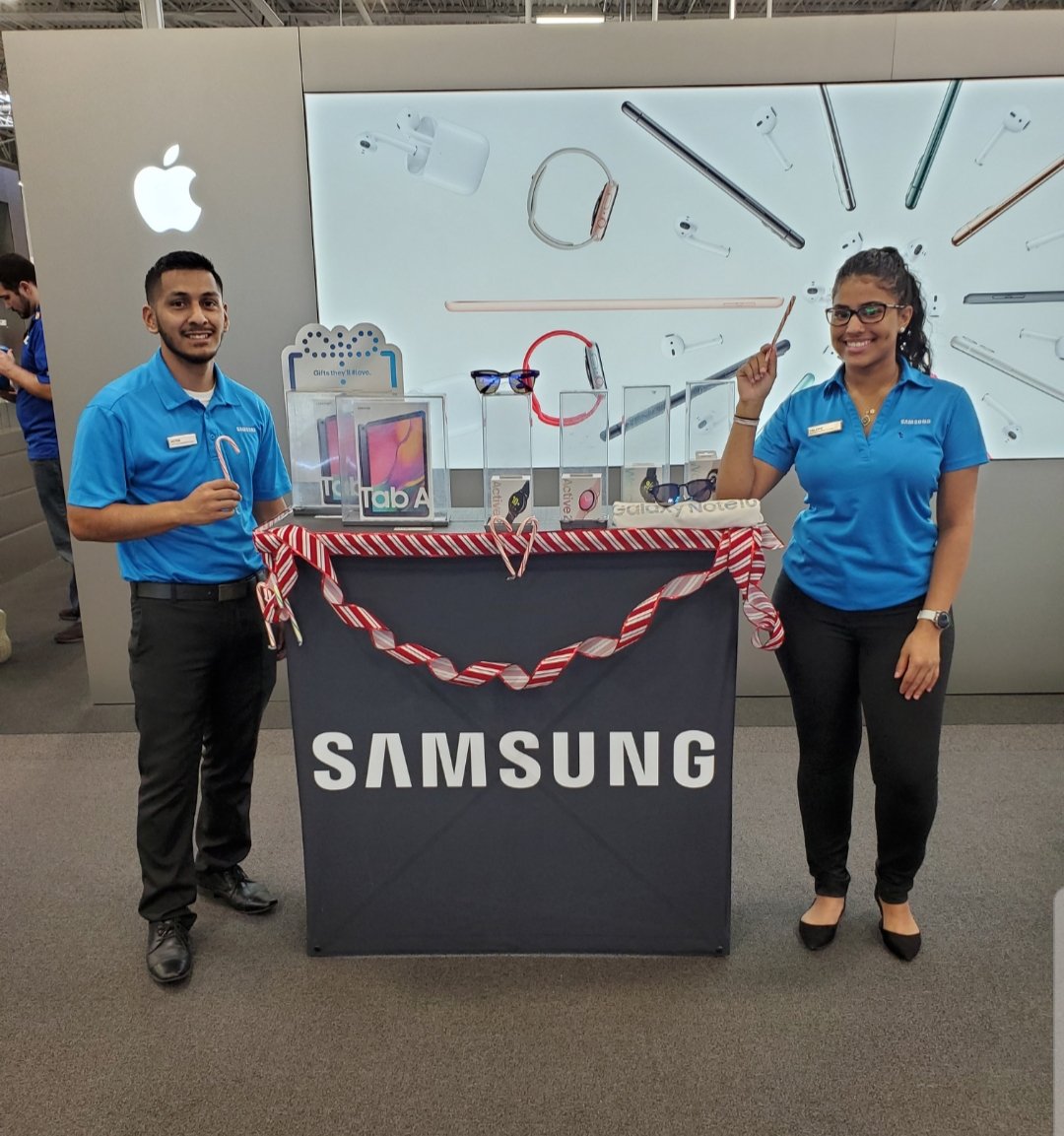 houstonsamsung's tweet photo. Happy Holidays and Happy Savings !! 🎅 'Tis the season for #Samsung! Go all out for gift they'll all #love🎁😁 #HoustonSESFlagship @mrentas258 @Krivs14 https://t.co/IcbGMJIVfn