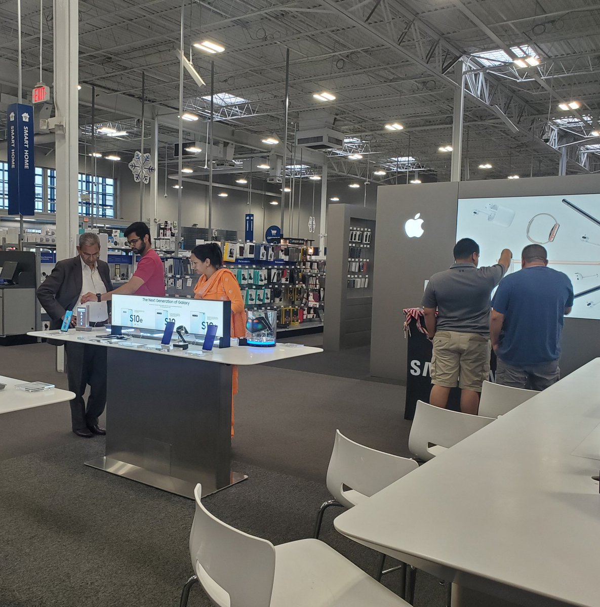 houstonsamsung's tweet photo. Happy Holidays and Happy Savings !! 🎅 'Tis the season for #Samsung! Go all out for gift they'll all #love🎁😁 #HoustonSESFlagship @mrentas258 @Krivs14 https://t.co/IcbGMJIVfn