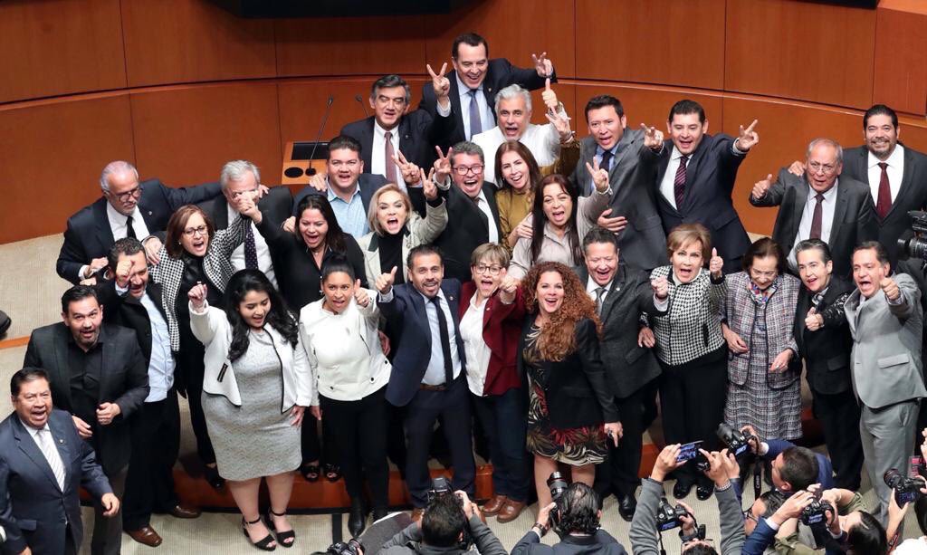 RmzVsRmz's tweet image. ¡Qué levanten la mano los senadores que no leyeron el protocolo que modificaba el TMEC! #OsoMil