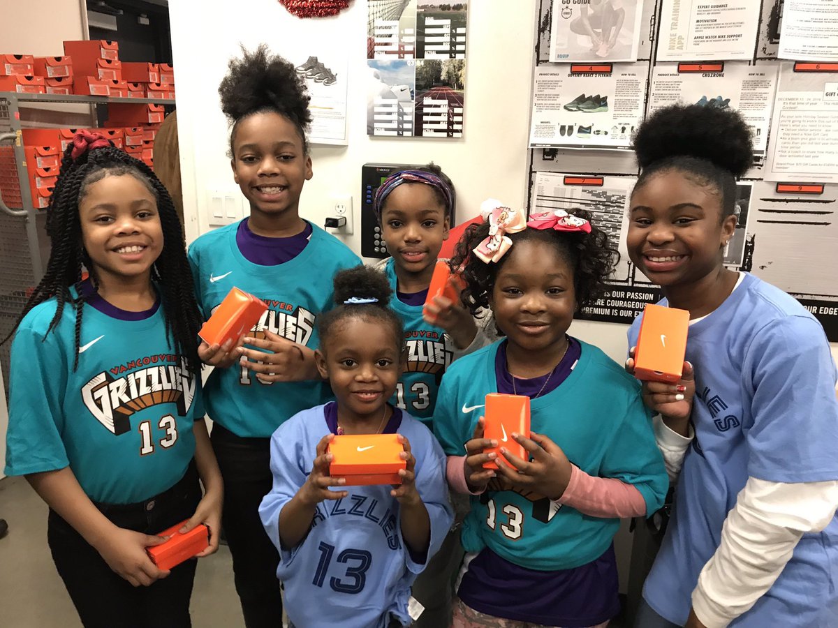 ARGreyhoundsBB's tweet photo. THANK YOU @jarenjacksonjr for your generosity and creating a Christmas to remember for these girls and their families. THANK YOU to @MemGrizzYouth and @memgrizz for making this event possible for the youth in our community. THANK YOU! #SeasonOfGiving 🎁 #ThisIsWhyWePlay https://t.co/wOIMzOClmT
