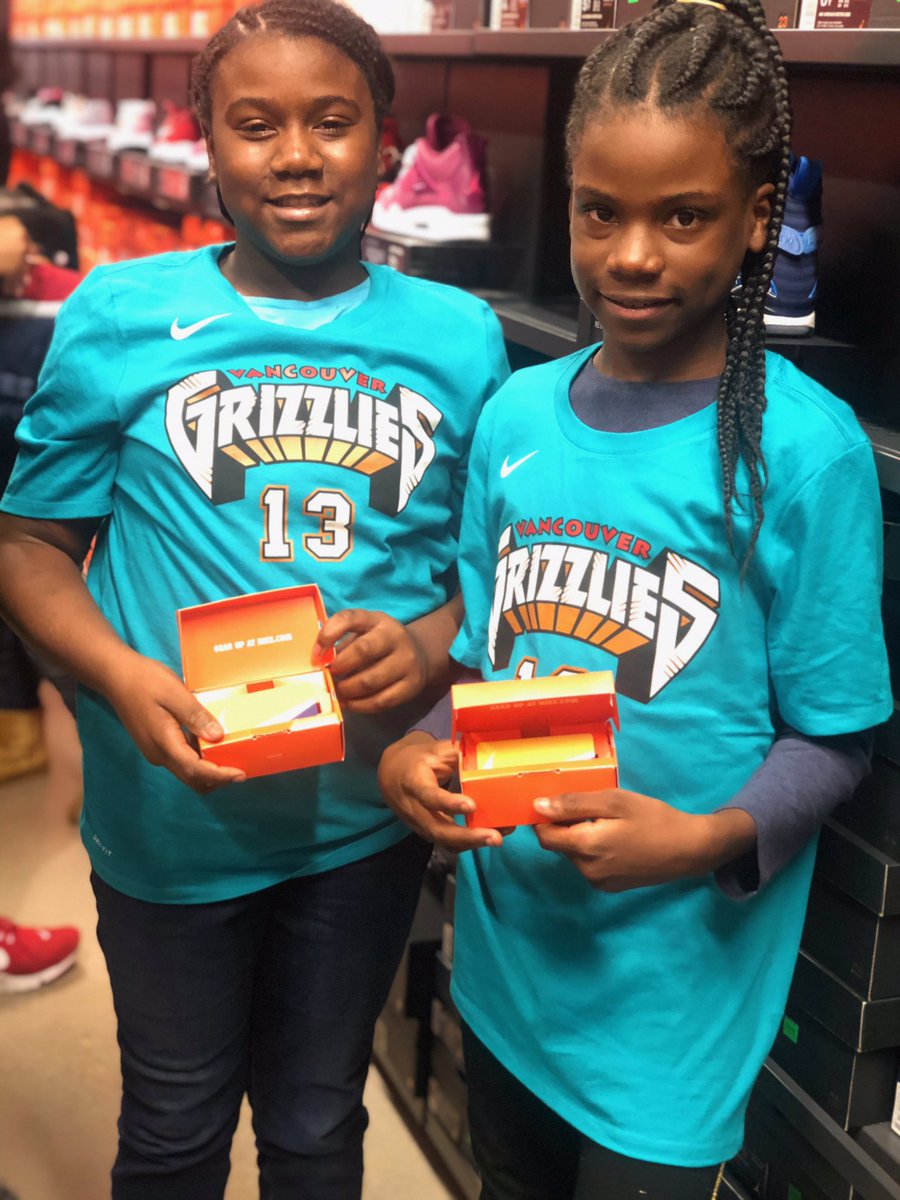 ARGreyhoundsBB's tweet photo. THANK YOU @jarenjacksonjr for your generosity and creating a Christmas to remember for these girls and their families. THANK YOU to @MemGrizzYouth and @memgrizz for making this event possible for the youth in our community. THANK YOU! #SeasonOfGiving 🎁 #ThisIsWhyWePlay https://t.co/wOIMzOClmT
