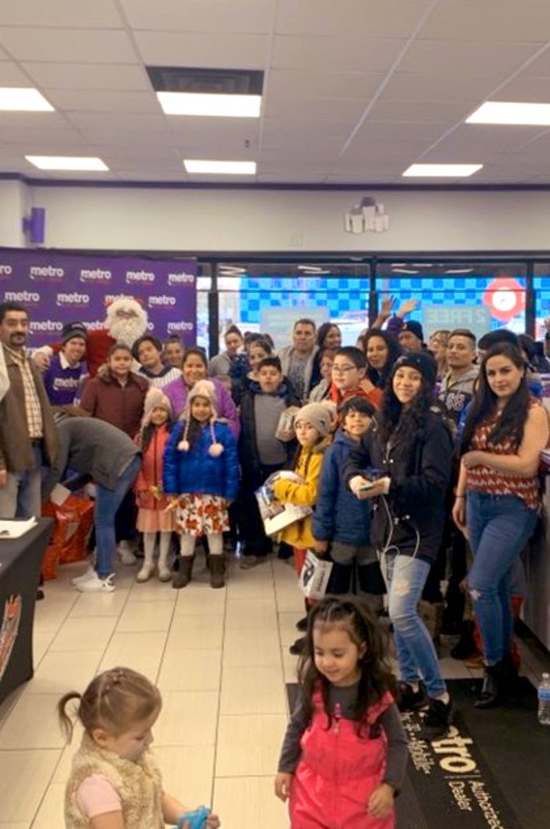 Happy Holidays from SW Detroit Santa  Event all! <a href="/Leenasays/">Leena</a> @AliciaRichMetro <a href="/MetroAndrew/">Andrew Metro</a> @sbmetrobytmo