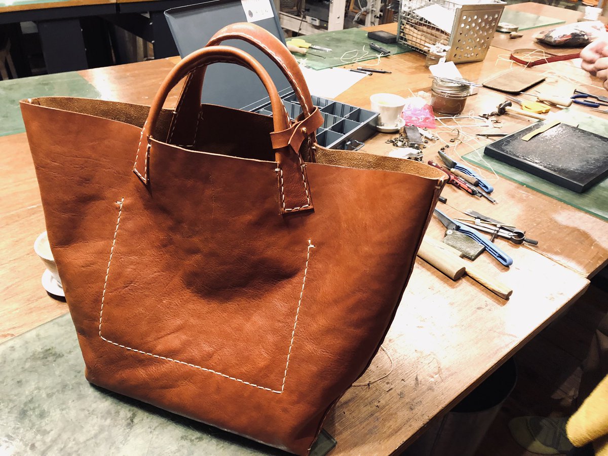 kotokoto3588's tweet image. 久々のツイートです😊
昨日は物部に。
革のバッグを作りに行ってました。ステッチは全部手縫い。糸を引っ張るので指のあちこちが痛いですが失敗しながらも無事完成した作品、自分では大満足💯、可愛くてたまりません♡ヘビロテ確実🤩#BaseWorks