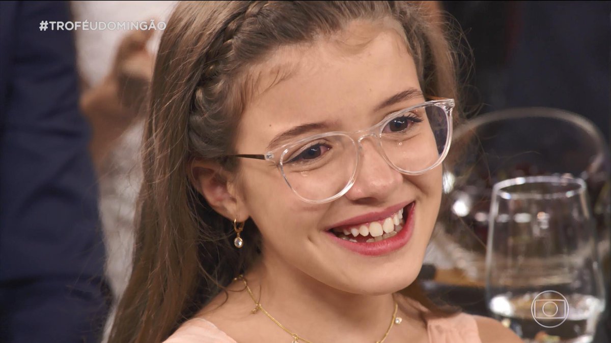 whoisjupa's tweet photo. A Valentina emocionada <3 #troféudomingão https://t.co/MhNPlQJLra