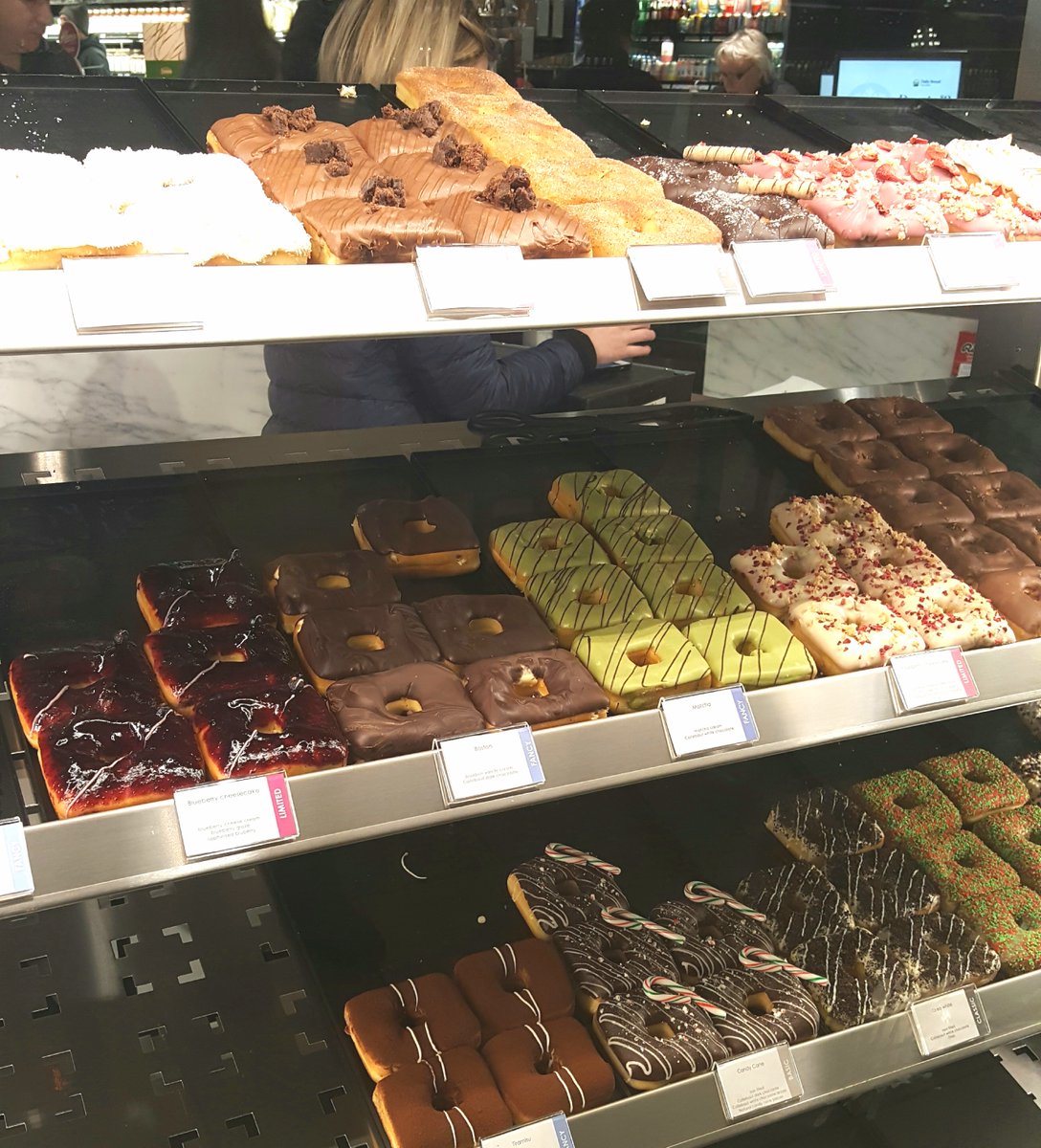 ggatguelph's tweet photo. And then I got these... #Toronto #SquareDonuts, #RoundHoles...( I think ) They look delicious... and humongous! Thanks @bdlesser!! https://t.co/Zoano2YTpH