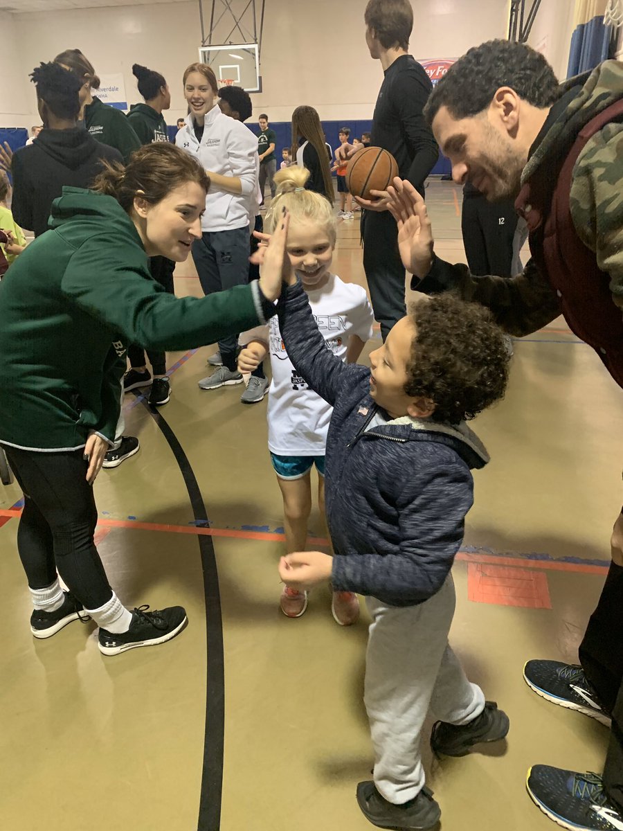 heathervulin's tweet photo. Our @Manhattan_WBB had so much fun working with @JaspersMBB and @steve_masiello hosting a free basketball clinic at  #YMHA!  #playGREEN https://t.co/2XILxuko7j
