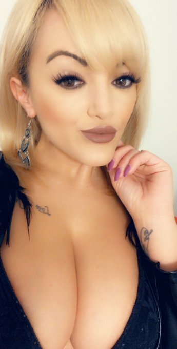 Im online in 2 min guys🤪missed me? Come to see me😬 @LiveJasmin https://t.co/FQcCYez0Vc<a href="/tag/checkmyroom"class="tags"><span>#checkmyroom</span></a>