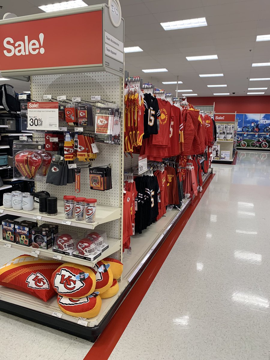 risafaye67's tweet photo. Chiefs win ✅ Fan Central super zone ✅ @kakajg2002 #ChiefsKingdom https://t.co/bZsB3luTTL