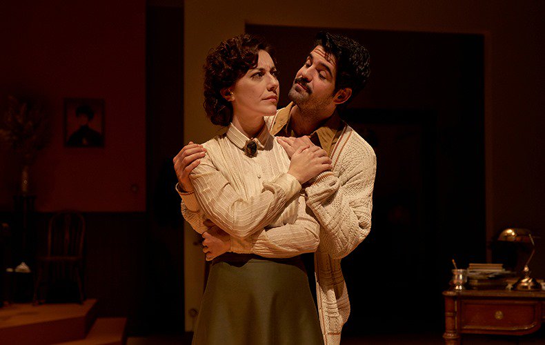 lo q mas me gusta de #FirmadoLejarraga es la reivindicación de la figura de esta gran mujer olvidada e invisibilizada q fue dramaturga, feminista,  socialista en la II República;  un texto q invita a profundizar y conocer más su historia y sus razones. Soberbia #CristinaGallego.