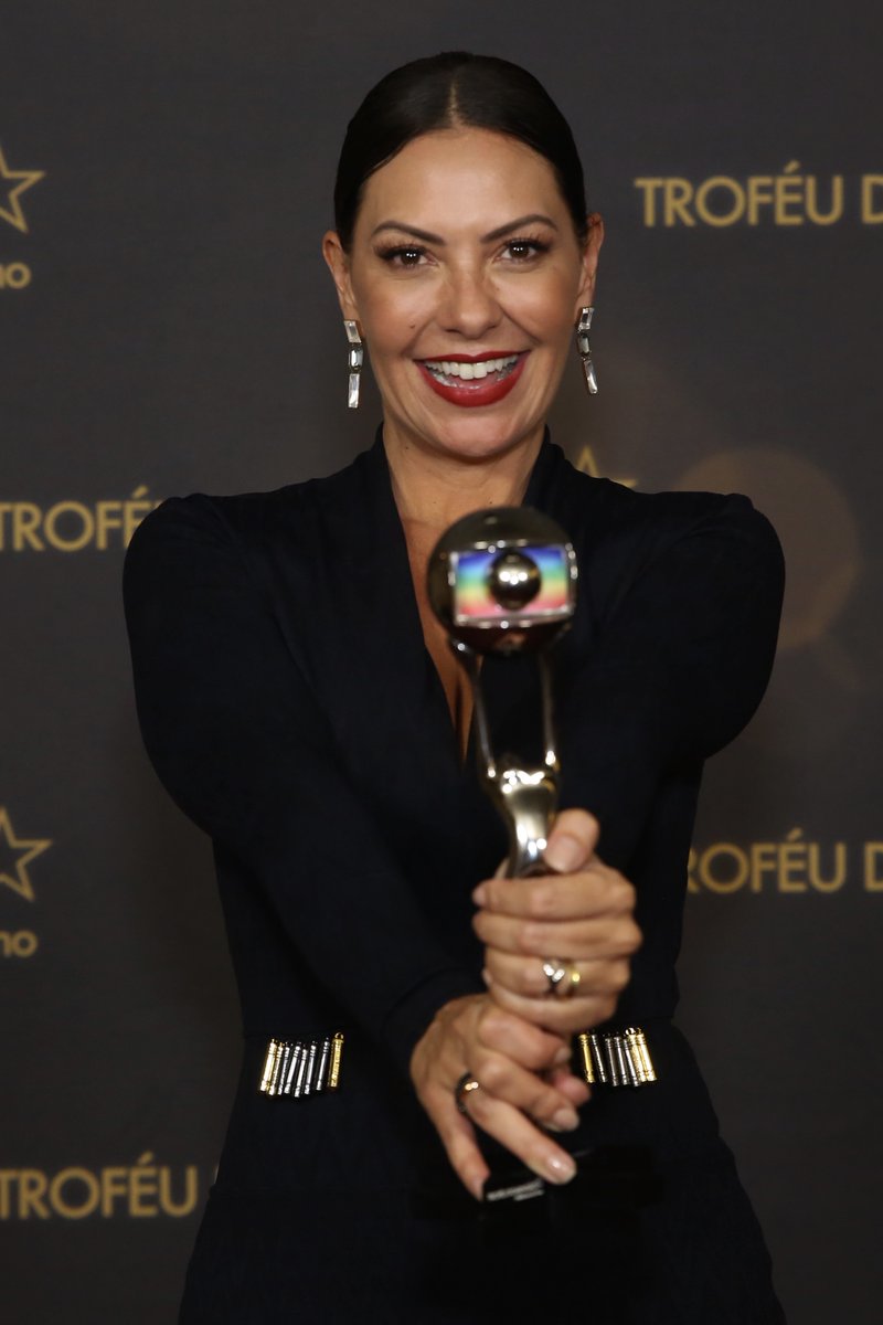 quem's tweet photo. Fabiula Nascimento, que está em "Bom Sucesso" levou o troféu de Atriz Coadjuvante! #TroféuDomingão! (📷: Brazil News) https://t.co/1x6yg2ZEsX