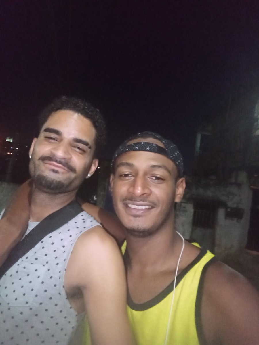 DeSouza705's tweet photo. Aquela safada q fecha!
#vida_deu_e_é_pra_sempre!😍
#minha_amiga_louca
#primaa 😂😂😂🤞🏾 https://t.co/on1YAplL6z