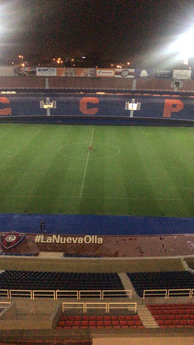 CerroPorElMundo's tweet photo. #CerroPorteño 🔴🔵🔴

Terminado el partido, Diego Churin fue acompañado de un niño hasta el mediocampo, para sacarse fotos dentro de La Nueva Olla

Es el futbolista que más goles marcó, desde la reinauguración https://t.co/P4y0GURJLA