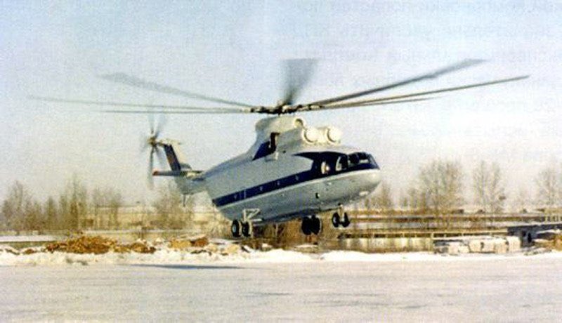 rotor601's tweet photo. December 14, 1977 - first flight of a heavy transport helicopter Mi-26, world's largest mass-produced transport helicopter.
 scheme is single-screw, with an eight-blade bearing and five-blade tail rotors.  Two D-136 turboshaft engines , capacity of 11,400 liters were installed. https://t.co/NztU96Sd1S