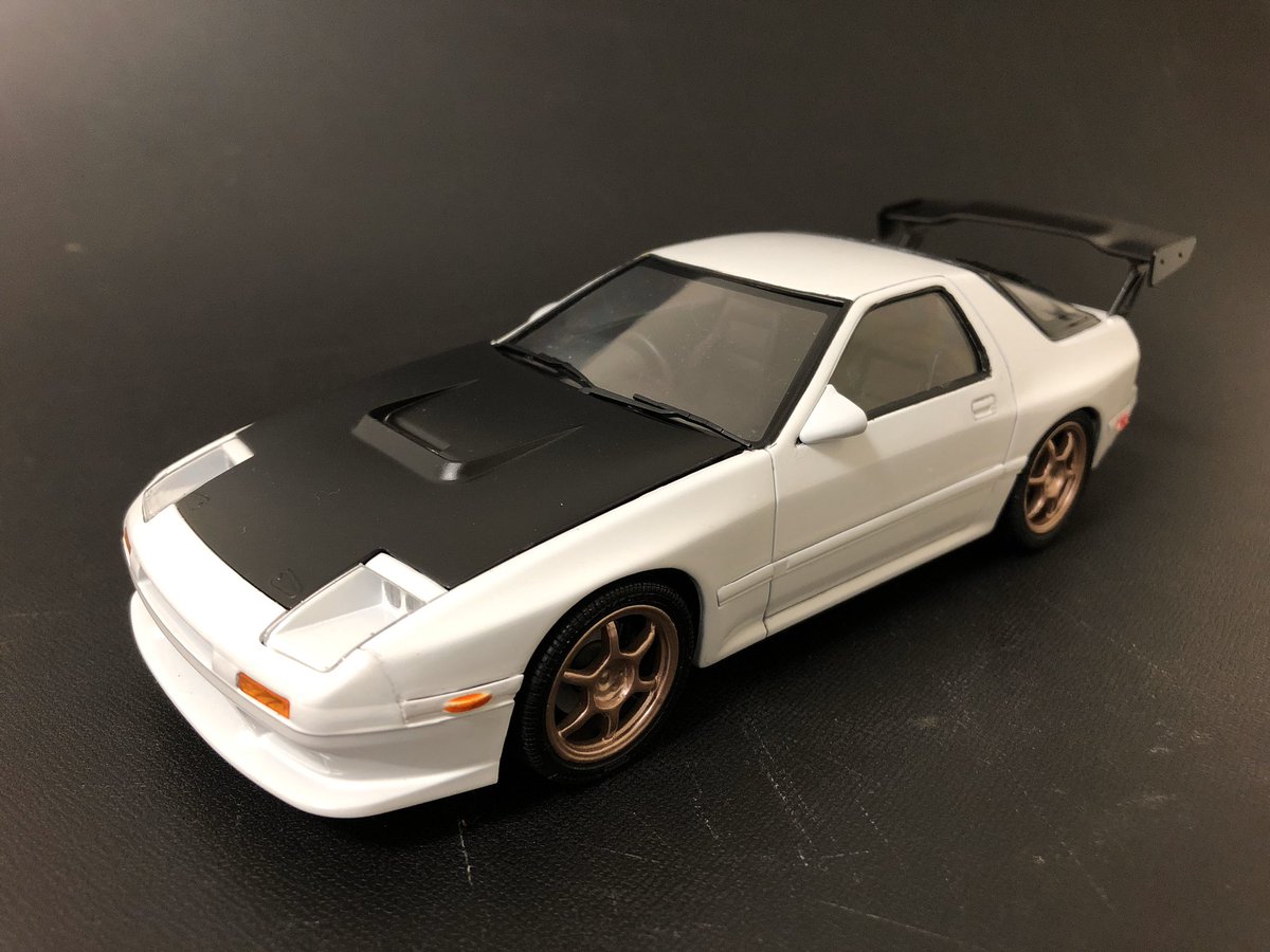 Kazuhiroootani على تويتر アオシマ 1 24 頭文字d Fc3s Rx 7 箱根対決仕様 完成 設定通りリアのサイドマーカー追加 マフラーは右出しに変更しています 頭文字d 赤城の白い彗星 高橋涼介 Fc3s 箱根対決仕様 香織