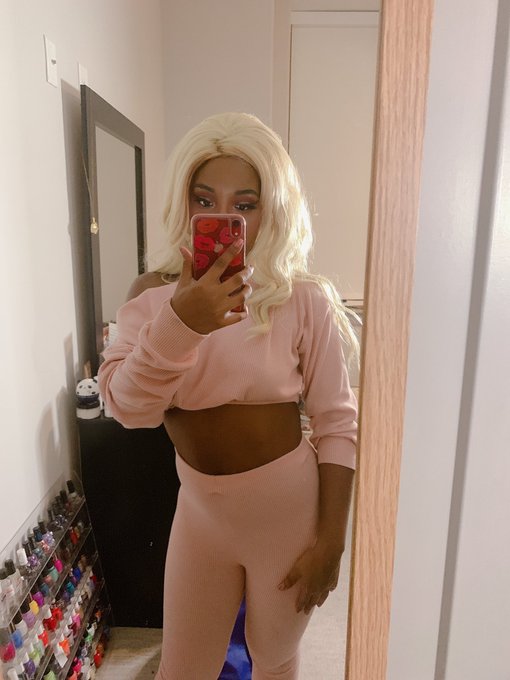 I started off fall determined to change my aesthetic to more black but I just can&rsquo;t not embrace all pink<a href="/tag/sailormoon"class="tags"><span>#sailormoon</span></a>