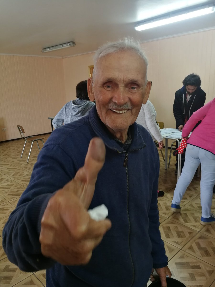 mati_fernandez's tweet photo. Hoy #Valdiviacl hizo historia con la consulta ciudadana autoconvocada. ¡Más de 20.000 personas votaron! 
Felicidades a l@s voluntari@s y a @DecideValdivia, tremenda pega la de hoy.
Hoy me tocó estar en Inés de Suárez y esta foto refleja la felicidad de todo lo que sucedió. https://t.co/jvtHuOLdcj