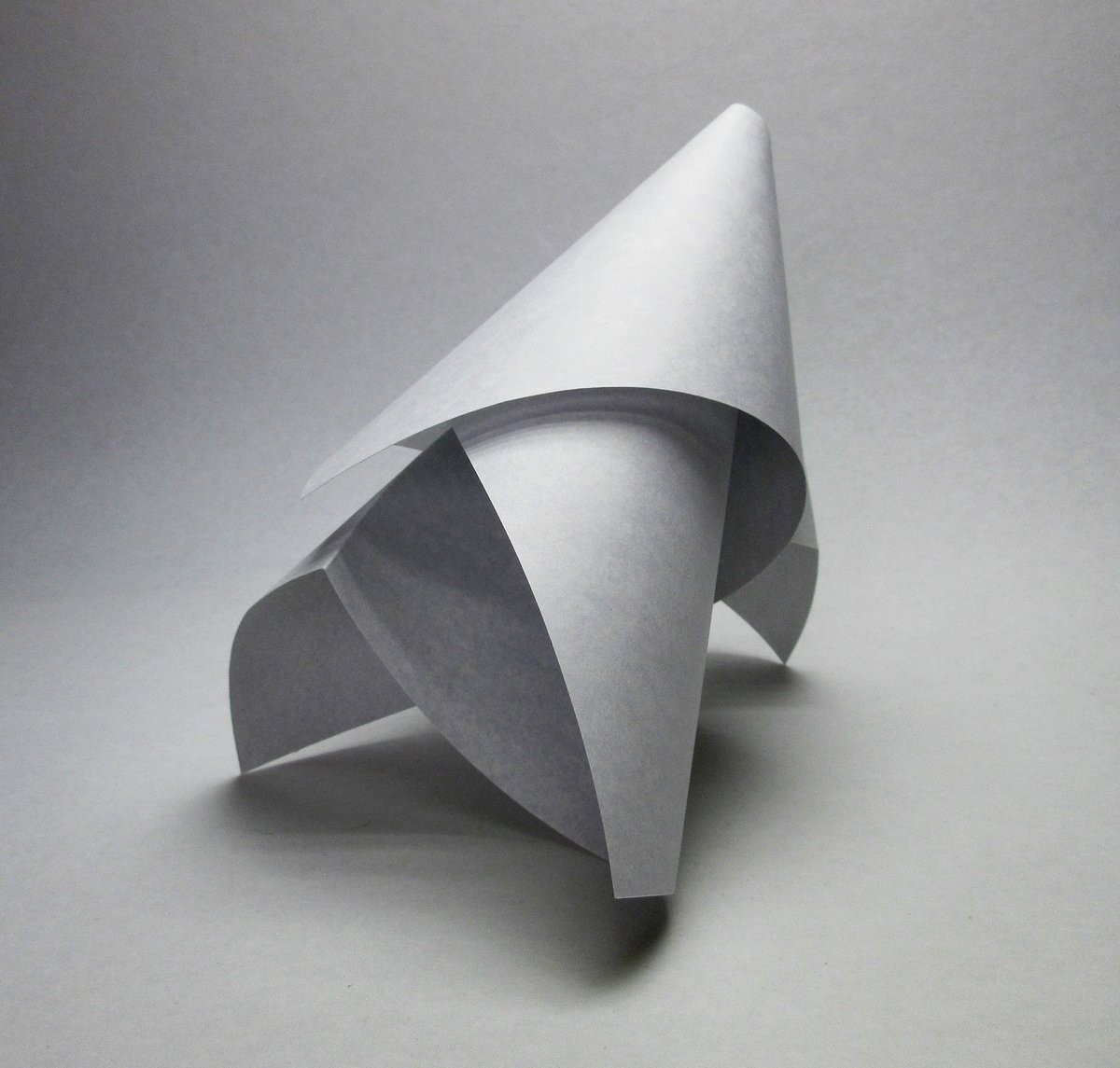 三谷 純 Jun Mitani 61 曲線で紙を折るとき 折り角度の大きさによって曲率が変化します このことをうまく利用すると 交差を持った形も作れてしまうことに気づき 写真のト音記号を作ってみました 1枚の紙で作れるとは思えない形で トリックアート