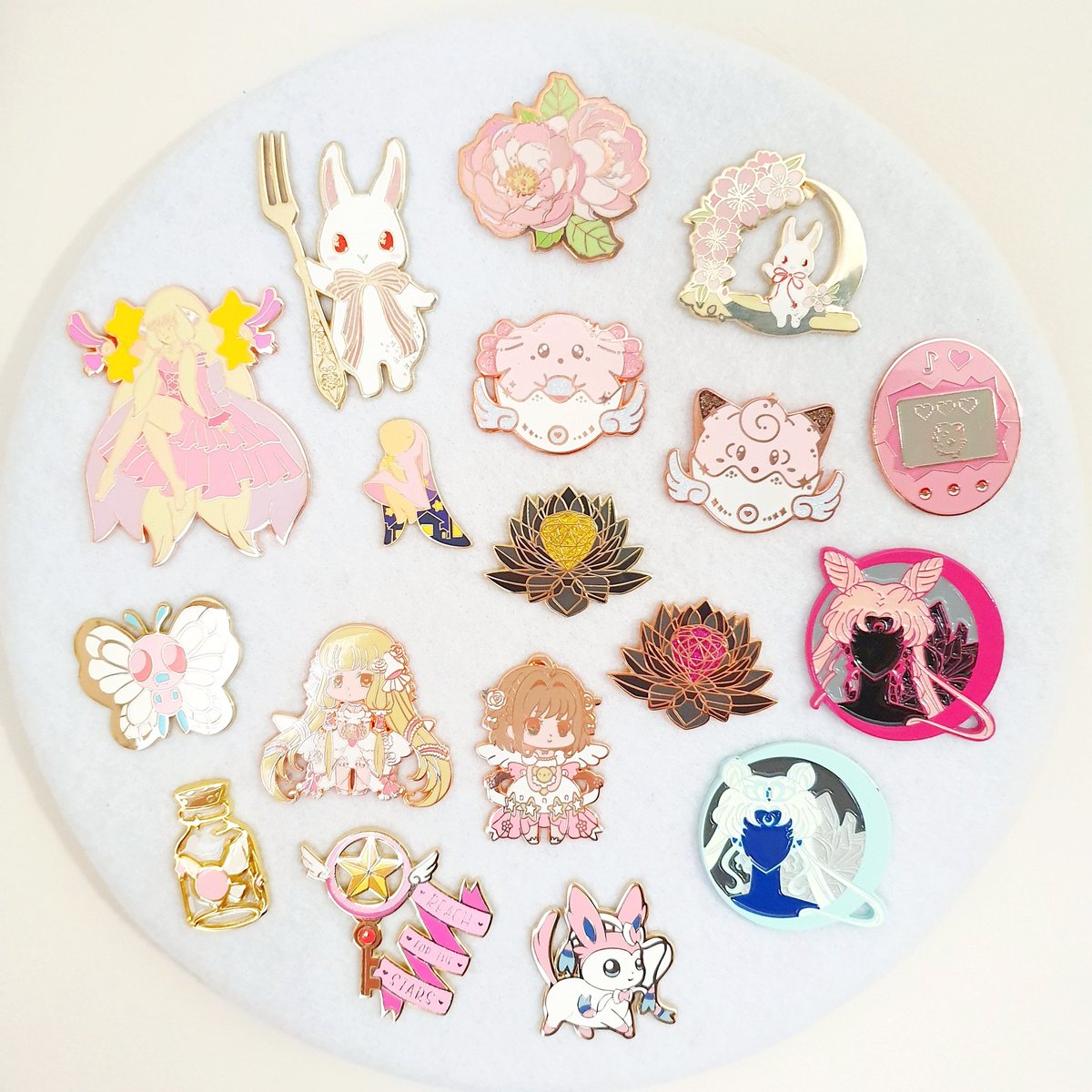 heartflowerAU's tweet image. 30% OFF 🥳❄ XMAS SALE❣ Follow link in bio &amp;amp; happy shopping ☺️💗 #pinsale #enamelpins #xmassale