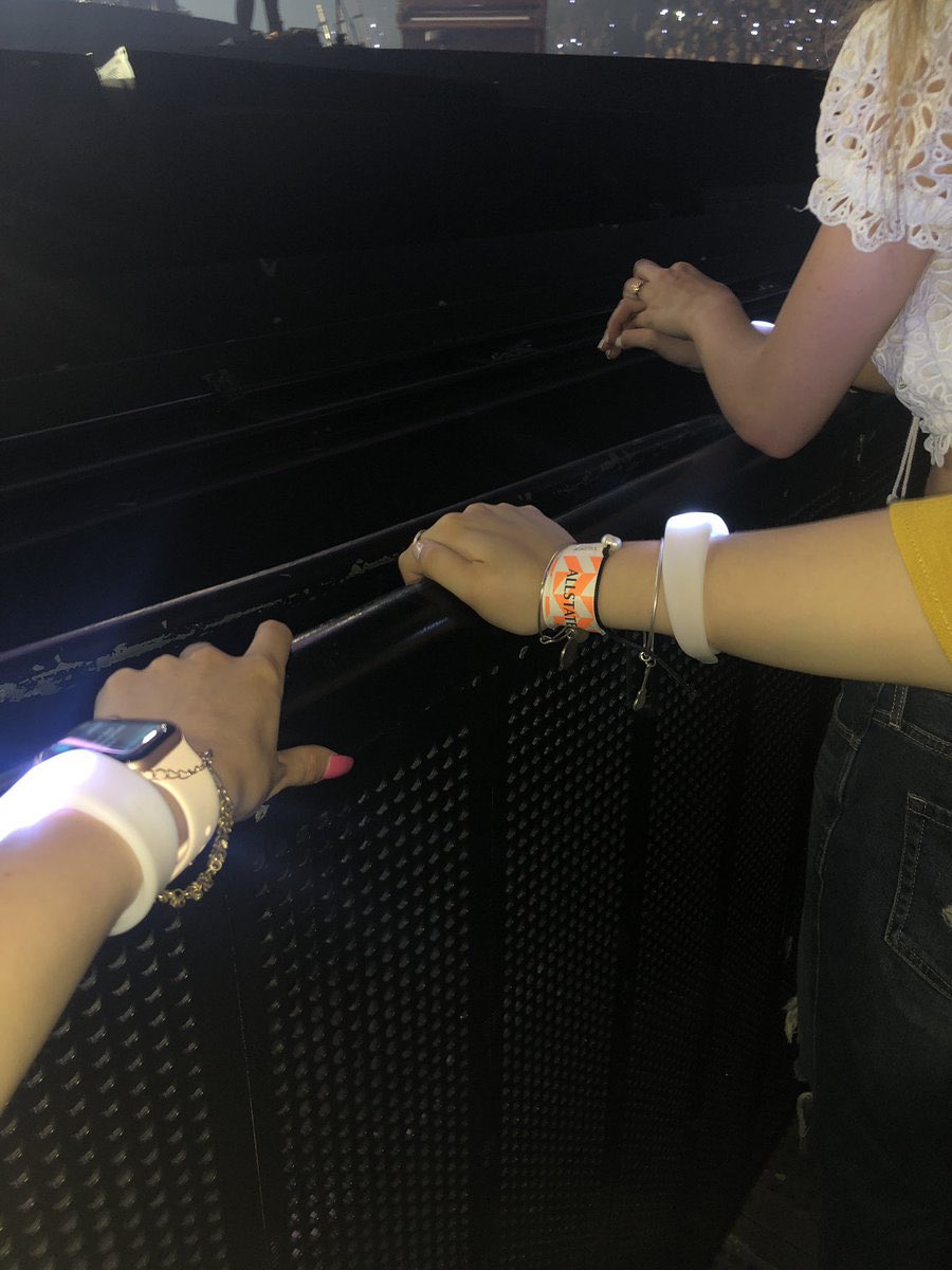 chrrysatellite's tweet photo. RT AND REPLY WITH #1DWins10s FOR BARRICADE AT YOUR NEXT CONCERT I DONT MAKE THE RULES https://t.co/NvORDdlOBK