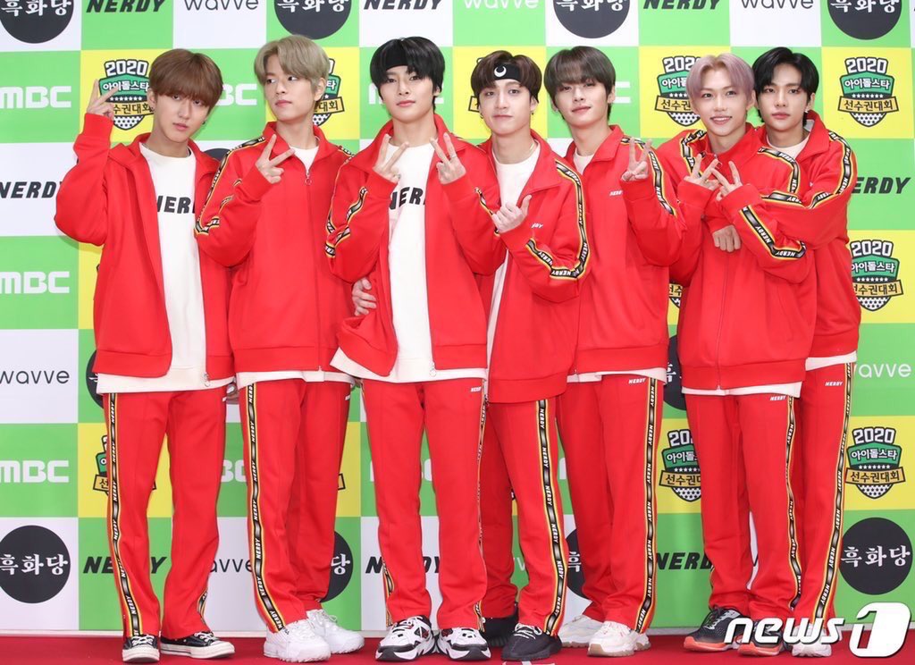 Haneysayy's tweet photo. Semangat si baju merah" ini,  jangan maksain ya.  Seneng" di ISAC.  Semangat @Stray_Kids 

Buat jisung yg gak hadir, cepet sembuh tupai aku. Jangan lupa makan #GetWellSoonHanJisung #HugForJisung https://t.co/ZJa6GHuwjd