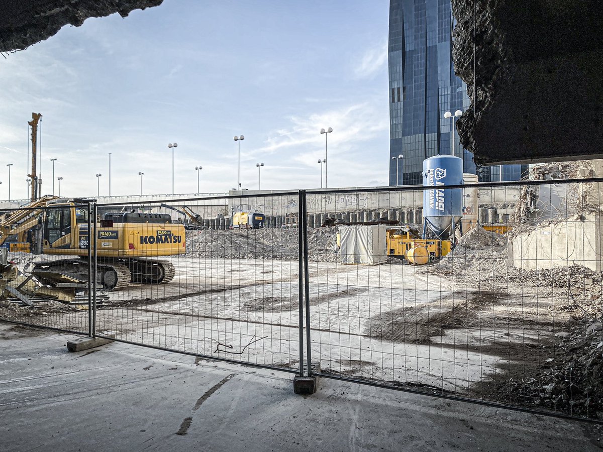 VentexZ's tweet photo. 24. November 2019 | 14:30
#Cineplexx #Reichsbrücke #Palace #cineplexxpalace #minopolis #kidstown #kaisermühlen #wien #stadtderkinder #abbruch #abriss #danubeflats #lostplace #kino #verlassen #prajo #cineplexxreichsbrücke https://t.co/009nbE3z59