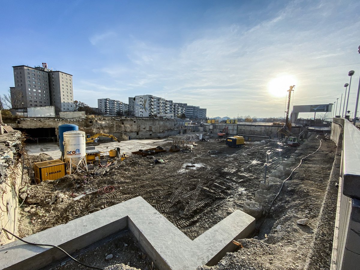 VentexZ's tweet photo. 24. November 2019 | 14:30
#Cineplexx #Reichsbrücke #Palace #cineplexxpalace #minopolis #kidstown #kaisermühlen #wien #stadtderkinder #abbruch #abriss #danubeflats #lostplace #kino #verlassen #prajo #cineplexxreichsbrücke https://t.co/009nbE3z59