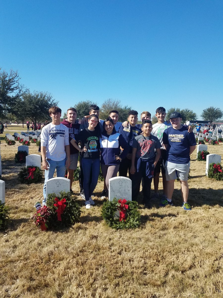 vikki_jennings's tweet photo. It was an honor participating in Wreaths Across America, and laying the remembrance wreath for O'Connor football player Joshua Biggles. ❤ #WAA #RemenberHonorTeach #RootEdOconnor #nisdlegends https://t.co/0PKo5c0Due