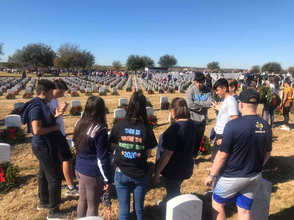 vikki_jennings's tweet photo. It was an honor participating in Wreaths Across America, and laying the remembrance wreath for O'Connor football player Joshua Biggles. ❤ #WAA #RemenberHonorTeach #RootEdOconnor #nisdlegends https://t.co/0PKo5c0Due