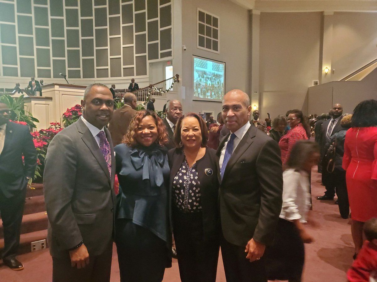 TIDEVINE's tweet photo. After a great meet and greet yesterday, it was great to have @DevalPatrick and his beautiful wife Diane worship with us at #BrooklandBaptist this morning. #ADevineLife #TheLand #2020election #TheRoadToTheWhiteHouseRunsThroughSC #DevalPatrick2020 https://t.co/rBVsK4XheO