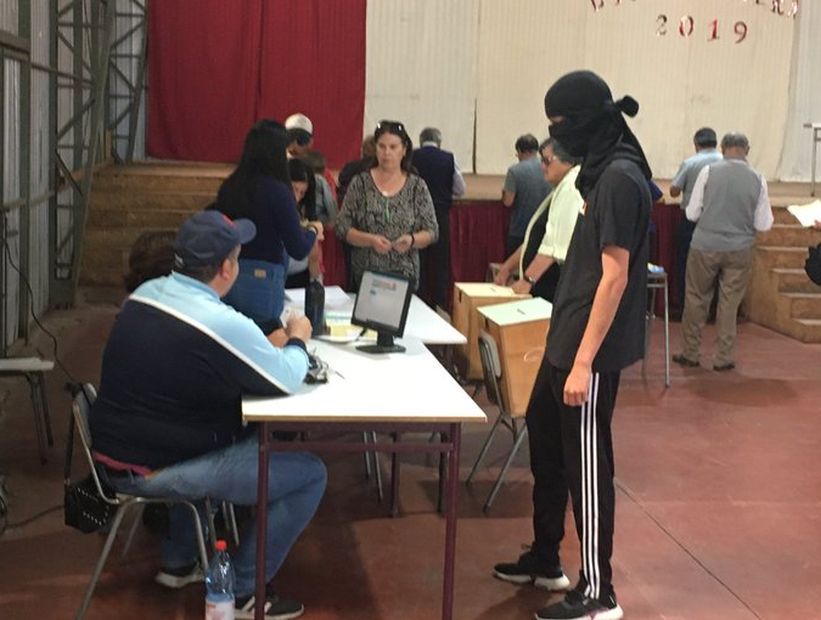 eldesconcierto's tweet photo. “Esto no termina aquí”: Joven votó encapuchado en Consulta Ciudadana de San Antonio 
➡️https://t.co/O8yyMEc19l
 #consultaciudadana2019 https://t.co/oRVtqrU2RI