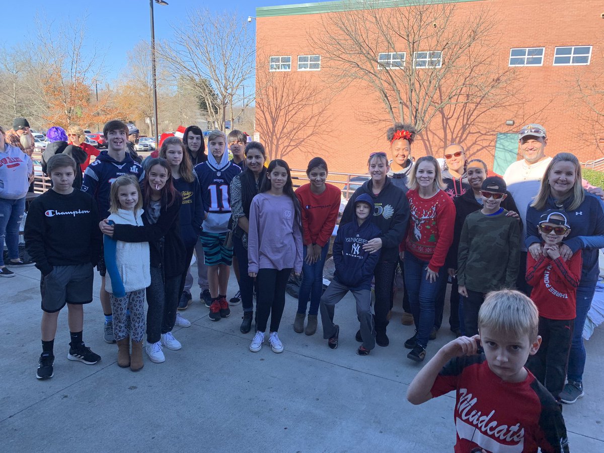 thewingsofarmor's tweet image. What a day serving today @OakCityCares. We served 160 friends &amp;amp; handed out 175 Christmas stockings. We all need to come together and create happiness