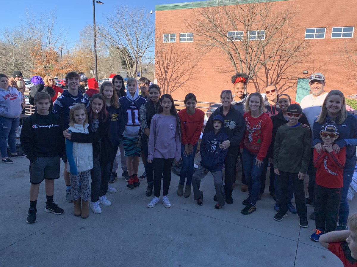 thewingsofarmor's tweet image. What a day serving today @OakCityCares. We served 160 friends &amp;amp; handed out 175 Christmas stockings. We all need to come together and create happiness