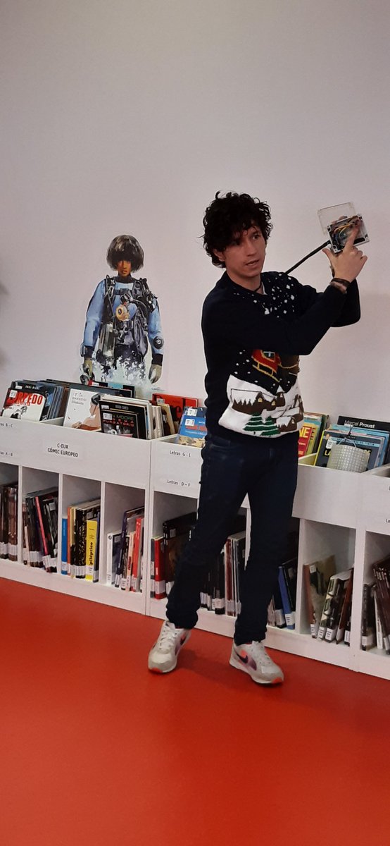 coderdojobag's tweet image. Al final de la mañana, nos ha visitado Damián Rene para mostrarnos su proyecto Neo Tree, desarrollado en @MedialabPrado que visibiliza datos de contaminación atmosférica en una pantalla de leds. Damián ha participado como voluntario en la organización de la Cop25
