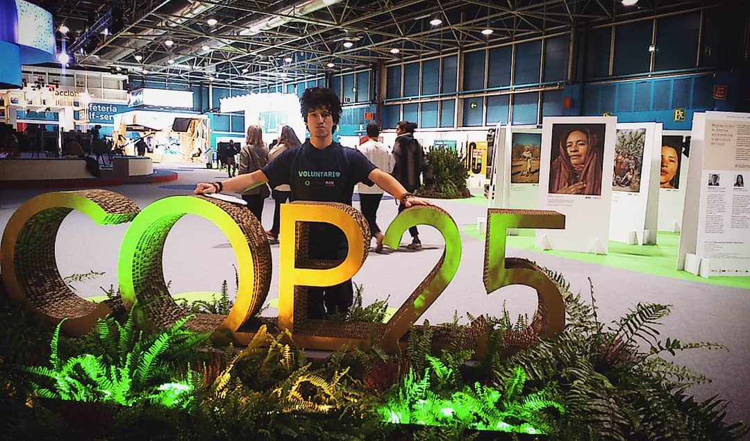 coderdojobag's tweet image. Al final de la mañana, nos ha visitado Damián Rene para mostrarnos su proyecto Neo Tree, desarrollado en @MedialabPrado que visibiliza datos de contaminación atmosférica en una pantalla de leds. Damián ha participado como voluntario en la organización de la Cop25