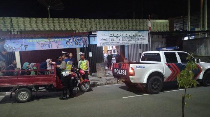 ditlantasaceh's tweet photo. Satlantas Gayo Lues Razia Mobil Pikap Angkut Orang, Pengguna Diingatkan Bahaya tak hanya untuk Dirinya https://t.co/QU759d5TSD https://t.co/uwea2zbqWc