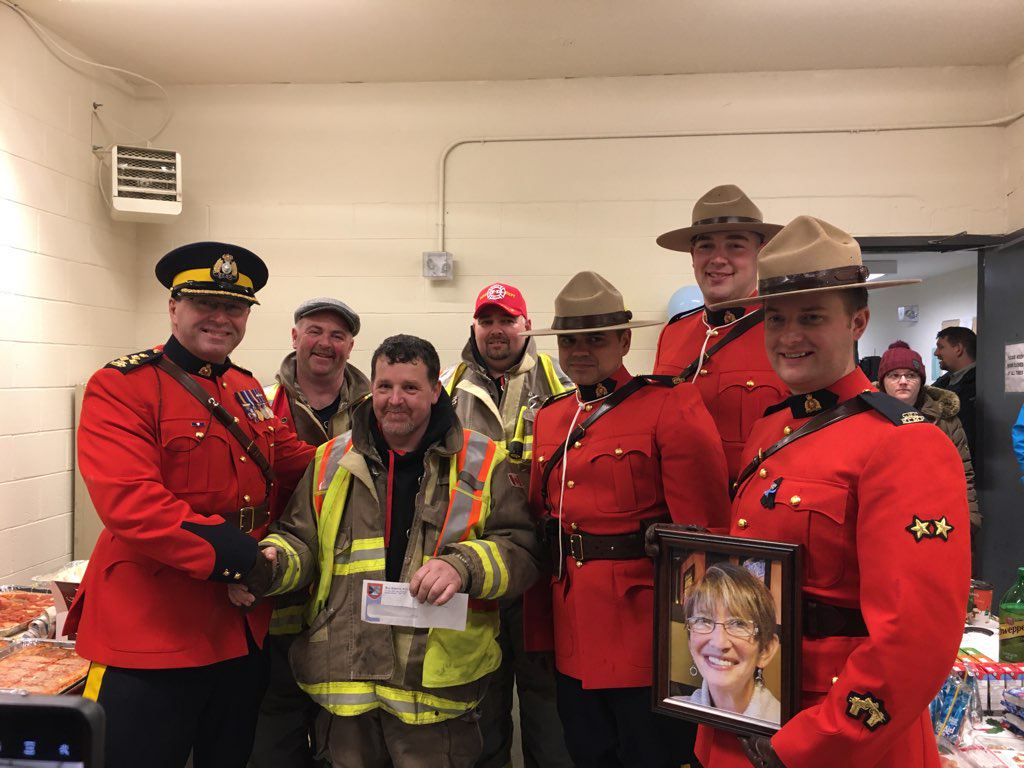 silasbadcock's tweet image. Community Spirit continues  @Town_BayRoberts RCMP Detachment as many groups and organizations gather to support the lighting of the RCMP's children's wish tree. @BayRobertsFire @BR_Mayor @walteryetman