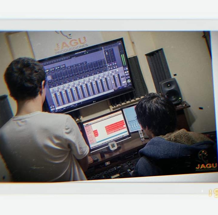 jaguproduccion's tweet photo. 🎶🐆La mejor dupla para trabajar en el estudio es la del artista conjuntamente con el productor 🐆🎶
👍🏼 Ven y graba con la asesoría de nuestros productores profesionales 👍🏼
#jaguproducciones #productormusical #musicstudio #saladecontrol #recordingroom #compositor #cantante https://t.co/YdPsaSnBBi