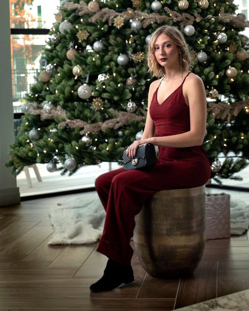 ThePinkwell1's tweet photo. 🎄Red tones bring out all the sparkles during the holiday season✨ Shop this entire look online or in-store!
<Bianca Burgundy Lace Jumpsuit>
@LiveMonarchApts 
Photography: Sarah Nomoto Photography ⠀⠀⠀
#blushboutiquemd #thepinkwell #dress #style #fashion https://t.co/kiTJa0yQL9