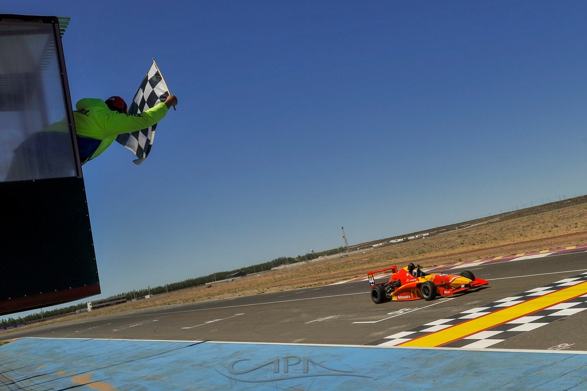 fotokart's tweet photo. Guido Moggia ganó la Carrera 2 de la duodécima fecha del certamen se consagró Campeón Argentino de Fórmula 2.0 Power by Renault en el Autódromo Parque Provincia de Neuquén @GuidoMoggia @charlyespaniol @gomezysmith 
Sponsor @McDonalds_Ar 
@F20Oficial 

Nota https://t.co/7ihxxiWjC7 https://t.co/pR1iNXJSSU