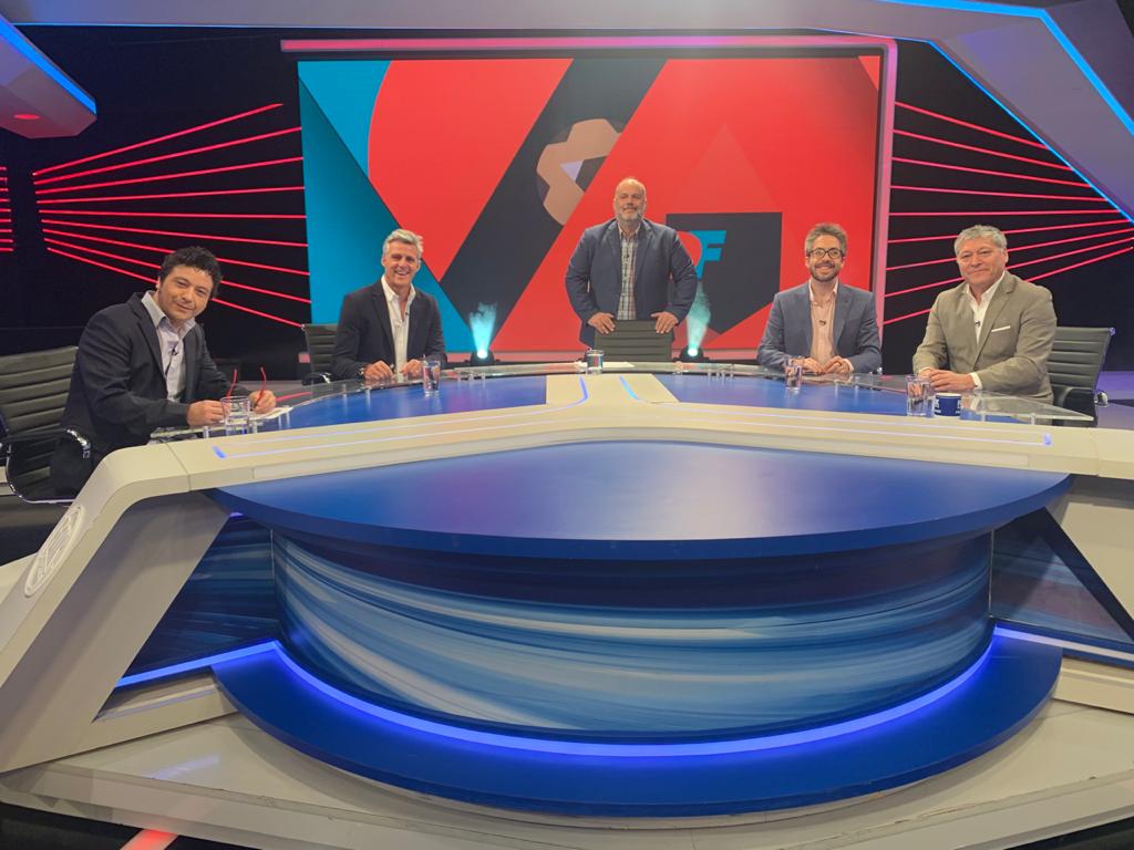 pelotazo's tweet photo. El último Debate Final del 2019 por @FOXSports_Chile. Vamos con @sesnaola @Blogsotomayor @WaldeMendez y Patricio Nazario. #DebateFinalFOXChile https://t.co/bsOIWAvF3o