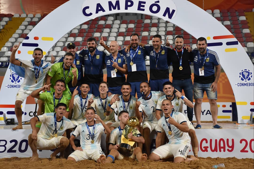 IncidiumOk's tweet photo. #FutbolPlaya

Argentina le ganó a Brasil 5 a 3 y se consagró campeón del Sudamericano sub 20.

La selección de Magrini volvió a imponerse ante Brasil y se quedó con el título.

Cipoletta, Blumberg, Pomar, Ponzetti y González marcaron los goles. https://t.co/mLhXzydnLU