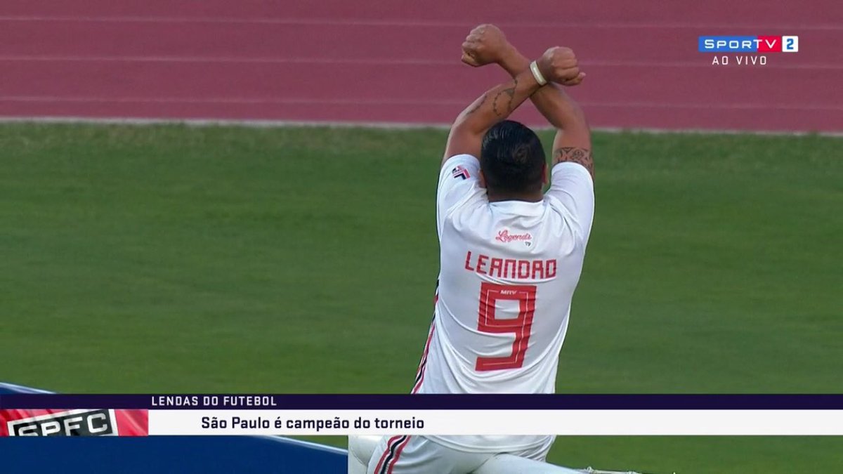 FanaticosSPFC1's tweet photo. Gente, queria falar que essa cena marcou minha infância, e rever ela novamente é motivo de muita emoção, ainda mais se tratando de jogadores gigantes que sabem oq é representar essa camisa, jogadores vencedores que amam o clube, foi tudo lindo e perfeito, é um privilégio. 🇾🇪😭 https://t.co/HMO0SYDrlg