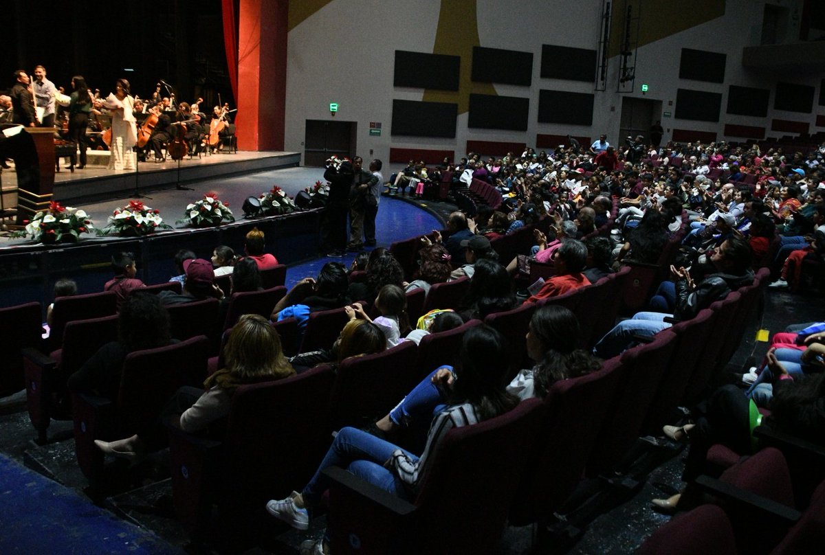 OSEMoficial's tweet photo. ¡Con mucho éxito concluimos la Temporada 141!
Hasta pronto Zaira Soria, soprano.
Queremos agradecer su asistencia durante los 13 programas y los esperamos en el segundo concierto navideño el martes 17 en el Teatro Morelos, 19 horas.
@maciasrodrigo_
#SomoslaOSEM #T141 #Programa13 https://t.co/6euQepyIAI