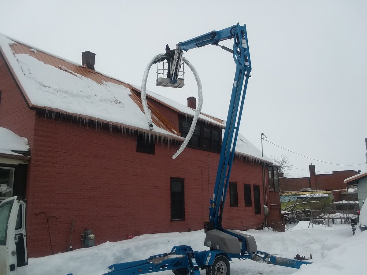 Chimney_Tech_1's tweet photo. Chimney Tech technician Randy installing a 316ti stainless steel liner wrapped with insulation. https://t.co/4nU9RnEAnW