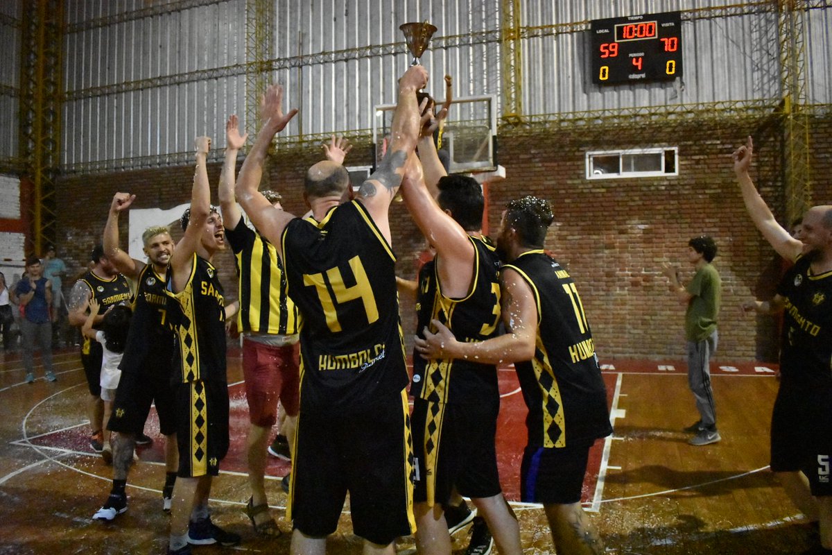 asbprensa's tweet photo. #Promocional 🏀
🏆 Cat. Mayores - Copa de Oro 
⏰ Final del partido
▶️ El Pozo A (0) 59-70 @BasquetCas (2)
👉 Sarmiento se consagró campeón de la categoría
👏 ¡Felicitaciones! https://t.co/oVLkfT2OiU