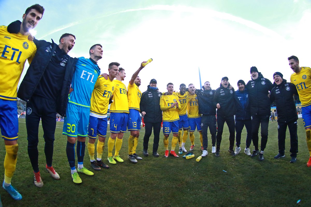 1fclokleipzig's tweet photo. MIT DREI PUNKTEN IN DIE WINTERPAUSE 💙💛💪

Der 1. FC Lok gewann sein letztes Spiel des Jahres 2019 gegen @ROTWEISSERFURT mit 2:1 (0:1). 

Unser Spielbericht: https://t.co/zENemAg3fd

#LOKRWE #fußballpur #lokleipzig https://t.co/47d63lvgPH